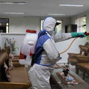 Menggunakan Cairan Disinfektan